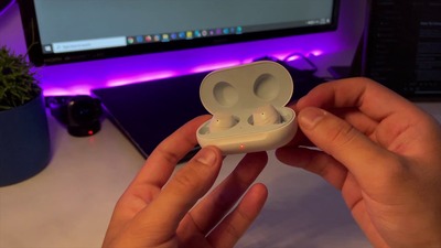 Do Galaxy Buds have a mic?